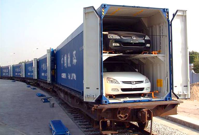 Сколько стоит транспортировка жд контейнером машины  из Астрахани в Хабаровск